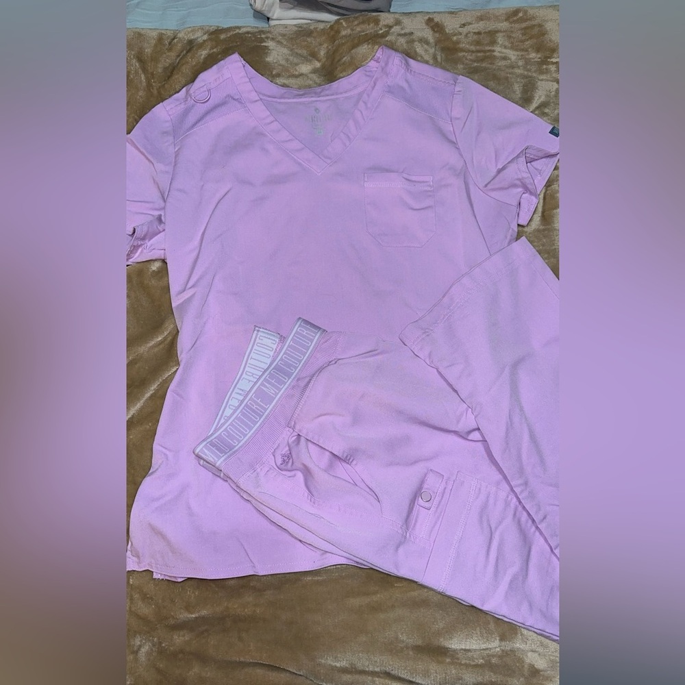 Med Couture Lavender Scrub Set
Top and bottom are a Medium